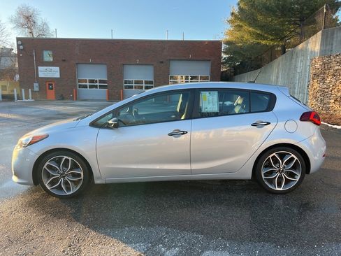 Used 2016 Kia Forte SX image 2