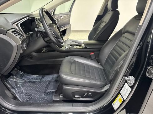 Used 2017 Ford Fusion SE w/ Fusion SE Technology Package FWD image 13