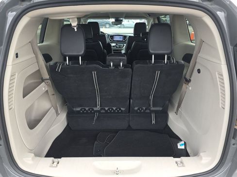 Used 2023 Chrysler Pacifica Touring-L FWD image 10