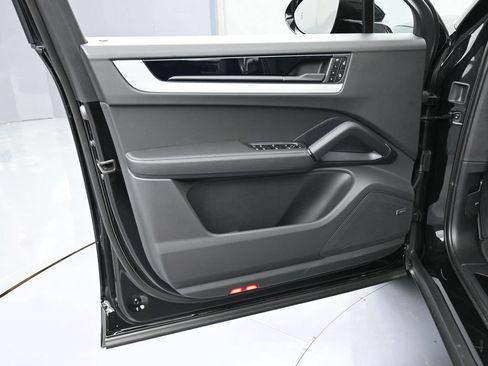 Certified 2025 Porsche Cayenne E-Hybrid Coupe AWD/4WD image 15