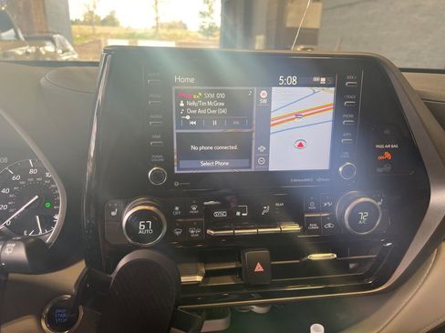 Used 2020 Toyota Highlander XLE image 8