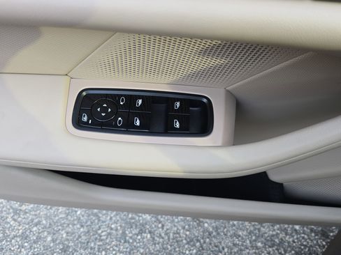 Used 2021 Porsche Taycan image 27