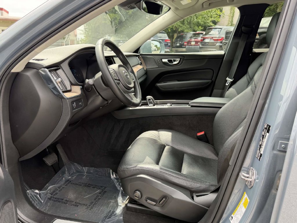 Used 2022 Volvo XC60 B5 Momentum w/ Climate Package AWD/4WD image 16