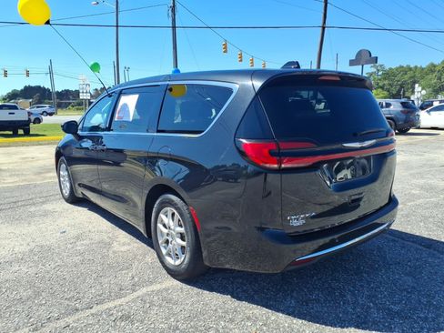 Used 2023 Chrysler Pacifica Touring-L FWD image 4