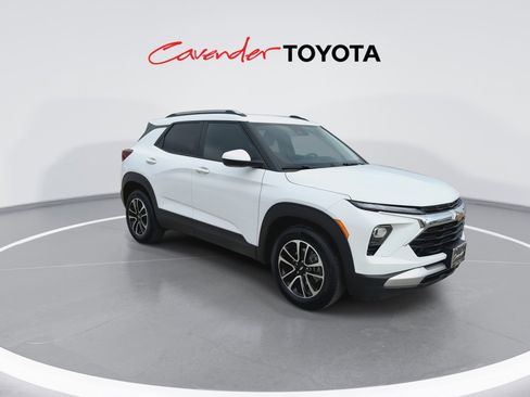 Used 2025 Chevrolet TrailBlazer LT image 2