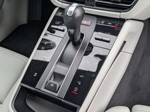 Certified 2024 Porsche Macan AWD/4WD image 15