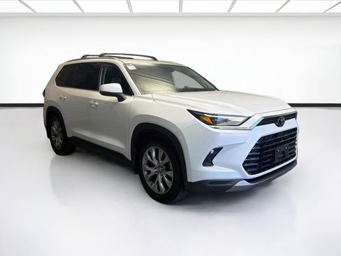 Used 2024 Toyota Grand Highlander FWD image 3