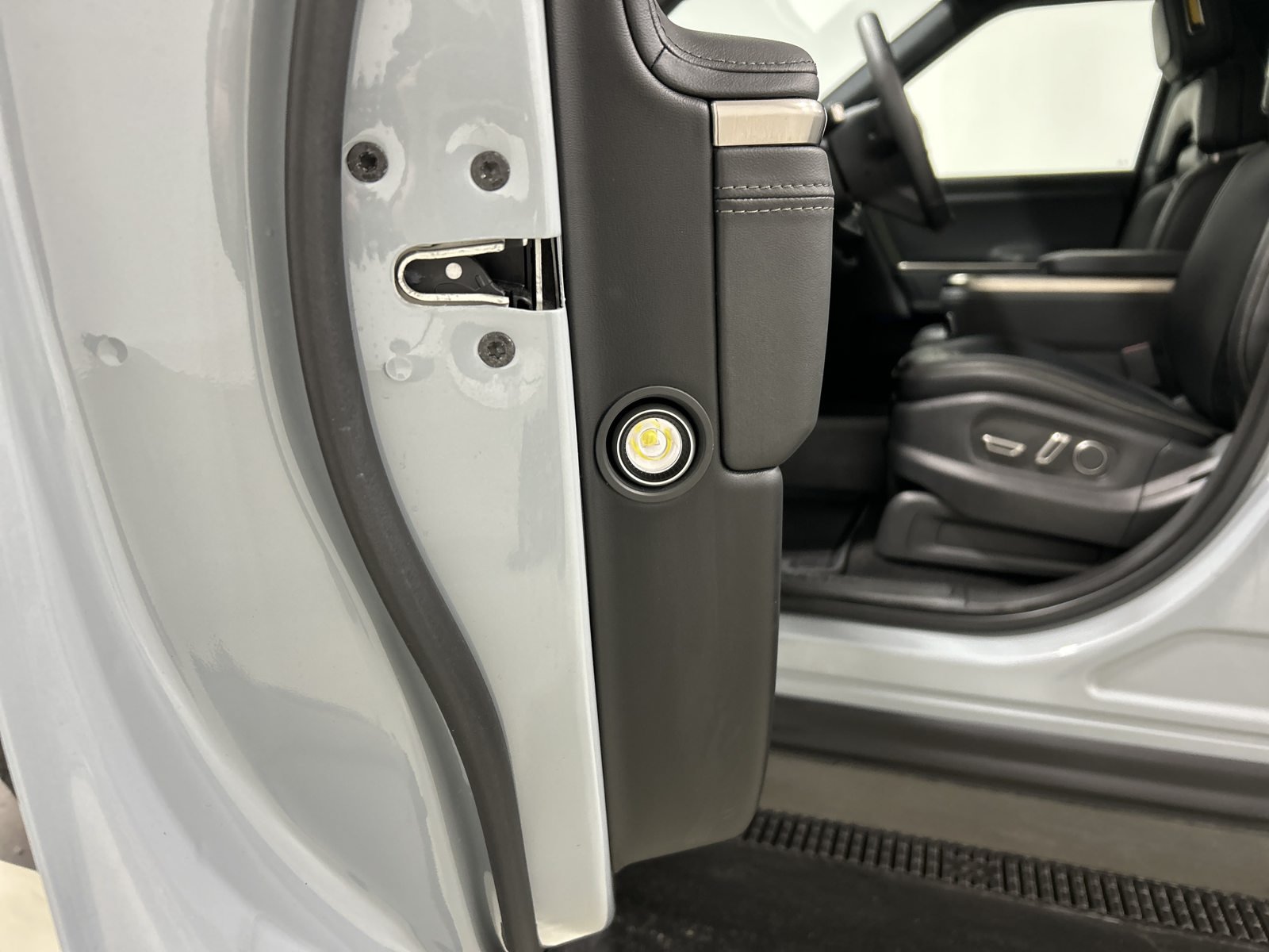 Used 2025 Rivian R1S Adventure Dual AWD/4WD image 32