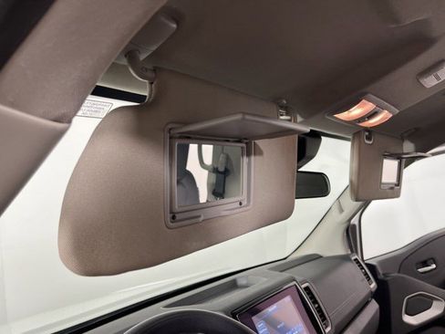 Used 2024 Nissan Frontier SV image 30