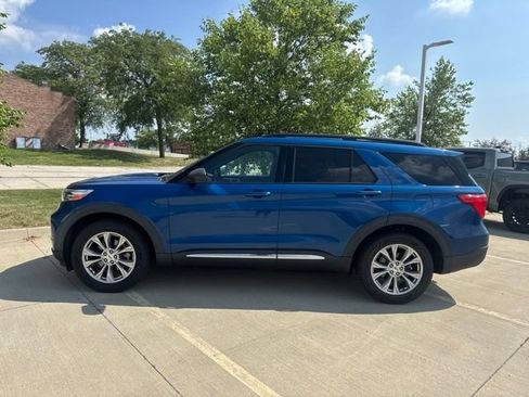 Used 2020 Ford Explorer XLT w/ Equipment Group 202A AWD/4WD image 6