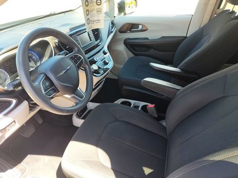 Used 2017 Chrysler Pacifica LX FWD image 13