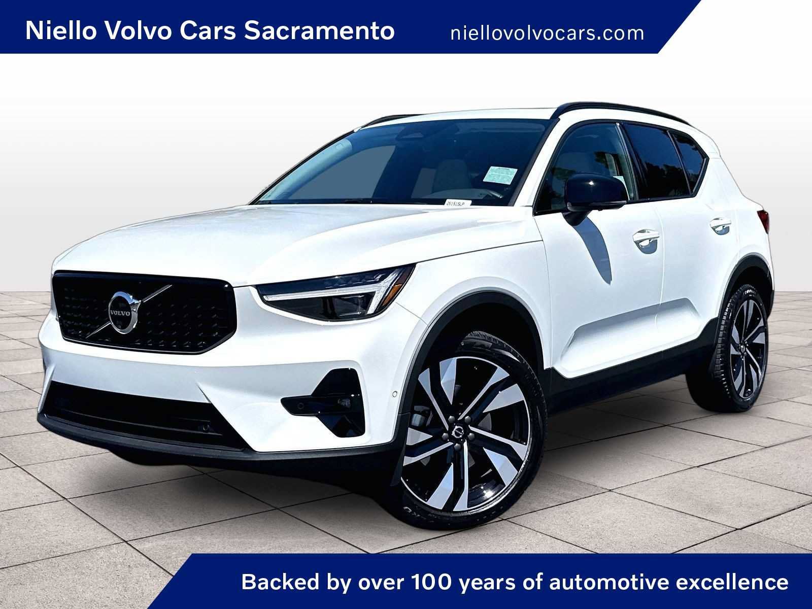 Used 2026 Volvo XC40 B4 Plus w/ Climate Package FWD image 1
