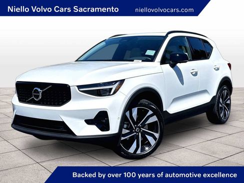 Used 2026 Volvo XC40 B4 Plus w/ Climate Package FWD image 1