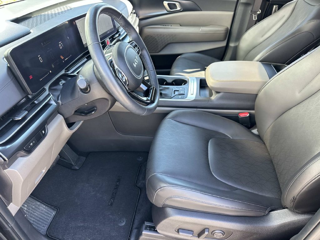Used 2025 Kia Carnival FWD image 25