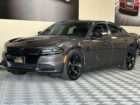 Used 2017 Dodge Charger SE w/ Blacktop Package RWD image 8