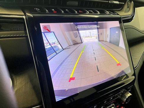 Used 2022 Jeep Grand Cherokee Overland w/ Luxury Tech Group IV AWD/4WD image 27