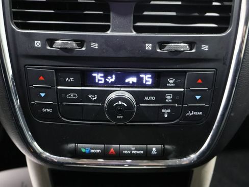 Used 2013 Chrysler Town & Country Touring image 28