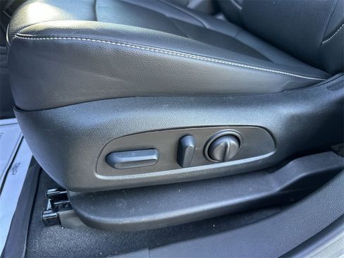 Used 2023 GMC Acadia SLT w/ Preferred Package image 12