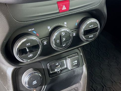 Used 2017 Jeep Renegade Altitude AWD/4WD image 17