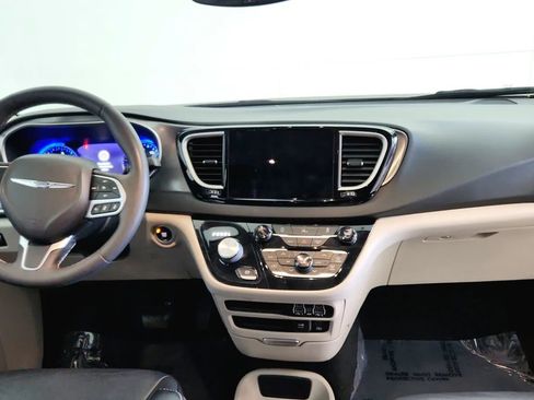 Used 2022 Chrysler Pacifica Touring-L image 21