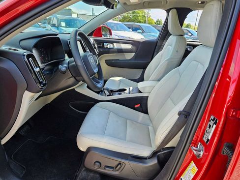 Used 2021 Volvo XC40 T5 Momentum w/ Protection Package Premier image 16