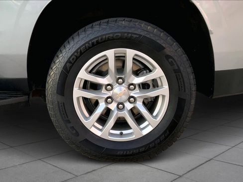 Used 2024 Chevrolet Suburban LT image 9