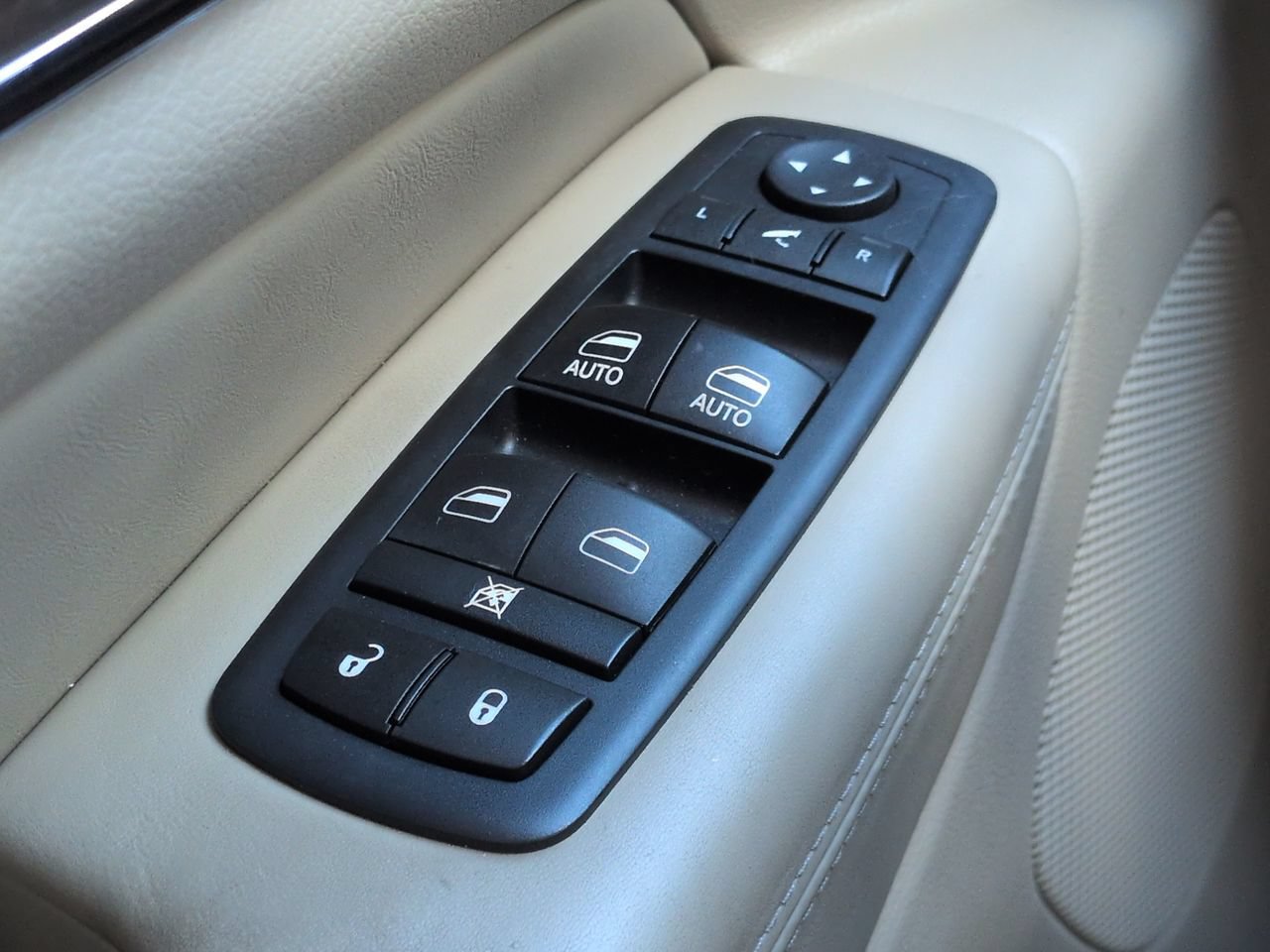 Used 2017 Jeep Grand Cherokee Overland AWD/4WD image 26