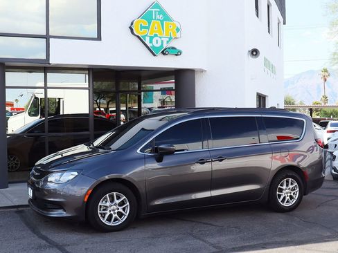 Used 2021 Chrysler Voyager Lxi image 6