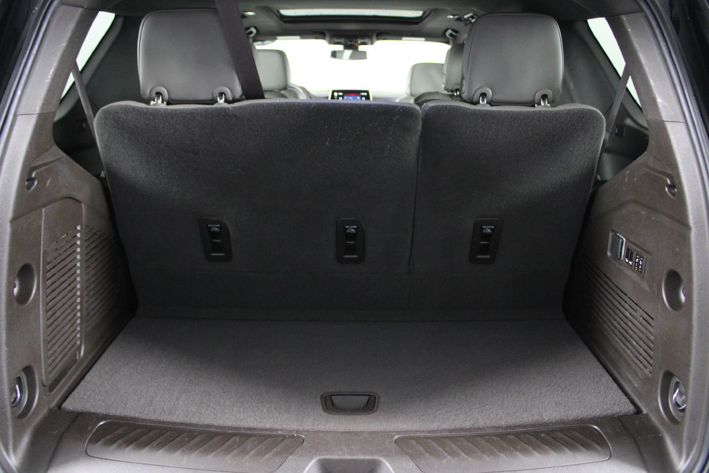 Used 2022 GMC Yukon SLT w/ SLT Premium Package AWD/4WD image 16