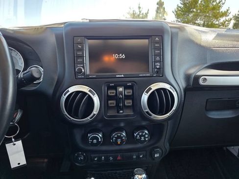 Used 2017 Jeep Wrangler Unlimited Rubicon w/ Connectivity Group AWD/4WD image 24