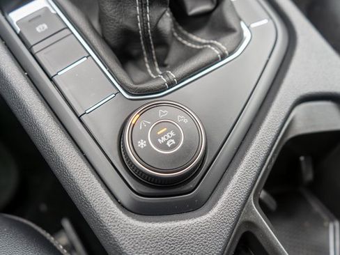 Used 2022 Volkswagen Taos SE image 32