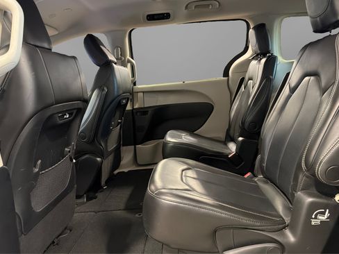 Used 2023 Chrysler Pacifica Touring-L FWD image 37
