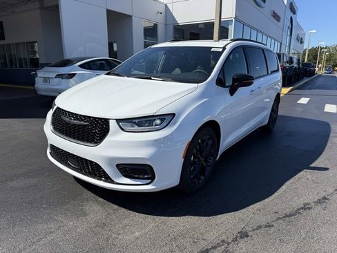 New 2026 Chrysler Pacifica Limited w/ S Appearance Package image 4