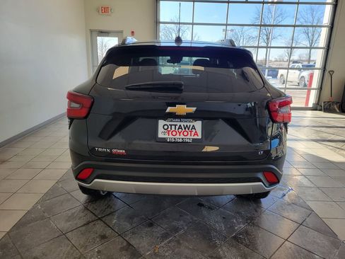 Used 2025 Chevrolet Trax LT w/ LT Convenience Package image 6