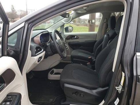 Used 2023 Chrysler Voyager LX image 22