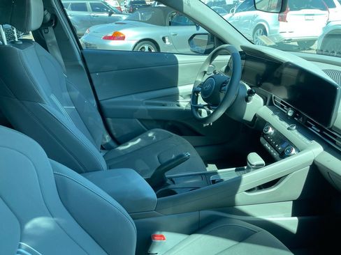 Used 2024 Hyundai Elantra SEL FWD image 8