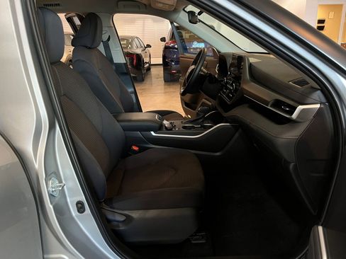 Used 2025 Toyota Highlander LE image 38