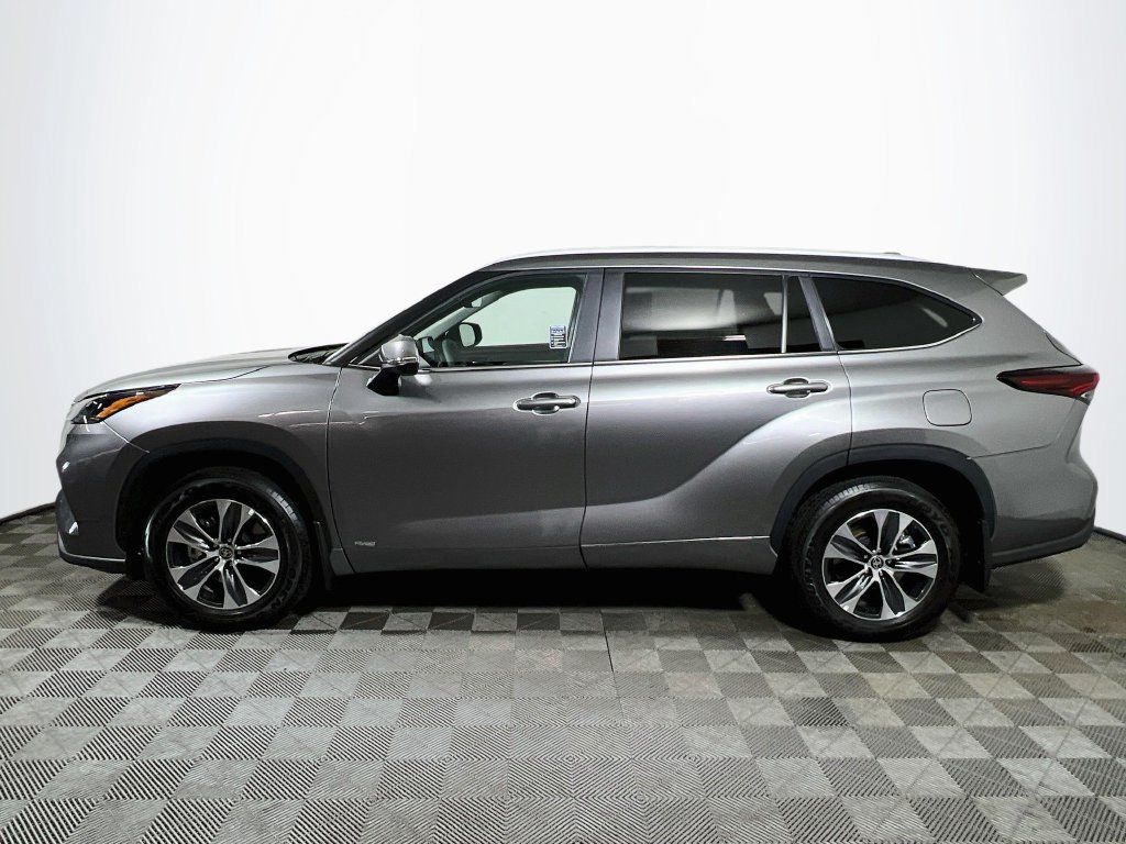 Certified 2026 Toyota Highlander XLE AWD/4WD image 4