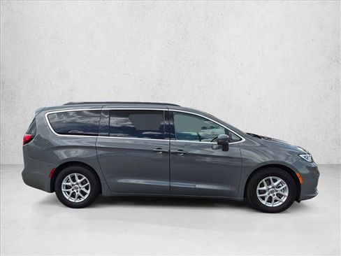 Used 2022 Chrysler Pacifica Touring-L FWD image 4