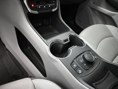 Used 2023 GMC Terrain SLT w/ Infotainment Package II FWD image 7