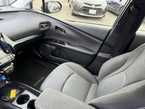 Used 2017 Toyota Prius Two w/ Prius Two Safety Plus Package FWD image 19