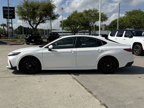 Used 2025 Toyota Camry SE image 9