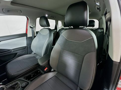Used 2023 Volkswagen Taos SE w/ Panoramic Sunroof Package AWD/4WD image 19