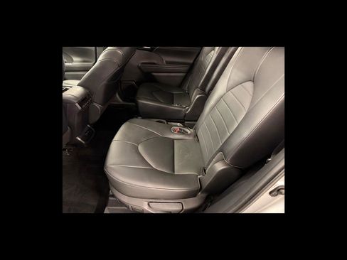 Used 2021 Toyota Highlander XLE AWD/4WD image 17