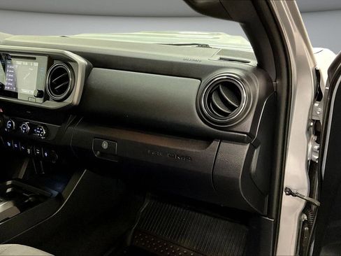 Used 2019 Toyota Tacoma TRD Sport w/ Technology Package image 27