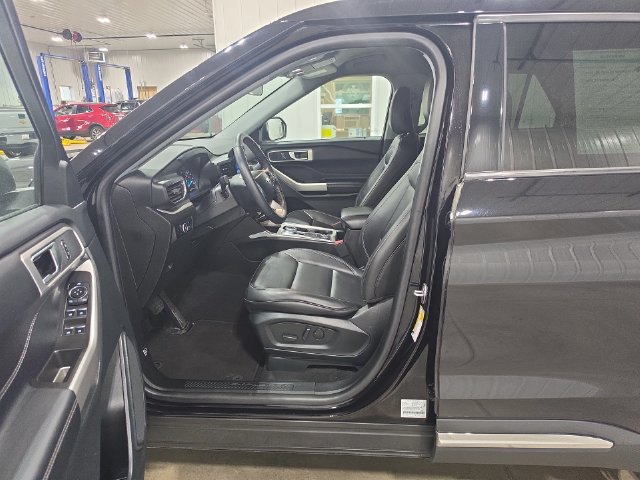 Used 2024 Ford Explorer XLT w/ Equipment Group 202A AWD/4WD image 22