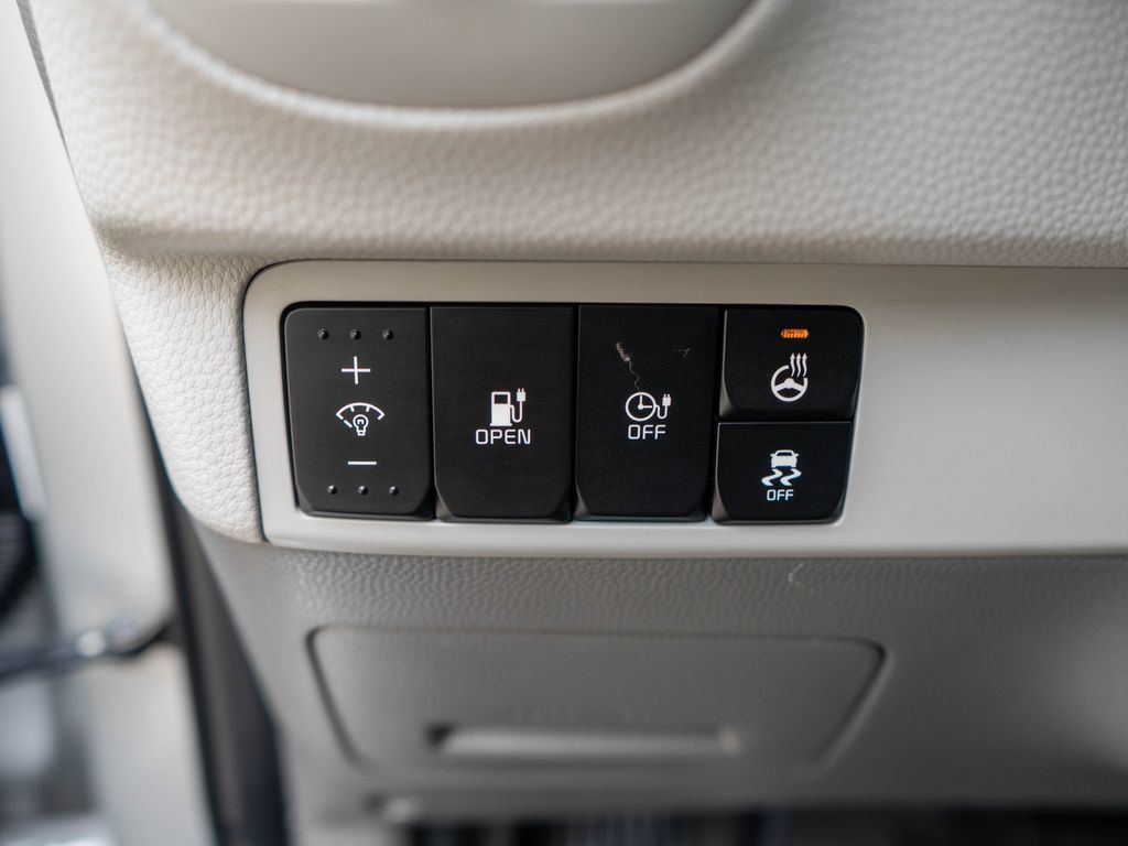 Used 2016 Kia Soul EV + FWD image 18