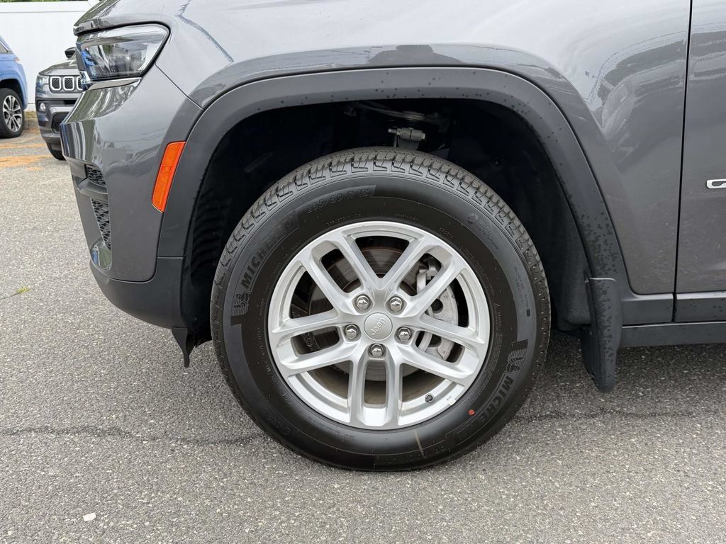 Used 2025 Jeep Grand Cherokee Laredo X w/ MOPAR Finishing Package AWD/4WD image 12