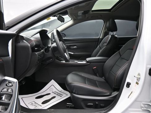 Used 2025 Nissan Sentra SR w/ SR Premium Package FWD image 9