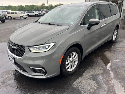 Used 2023 Chrysler Pacifica Touring-L FWD image 2